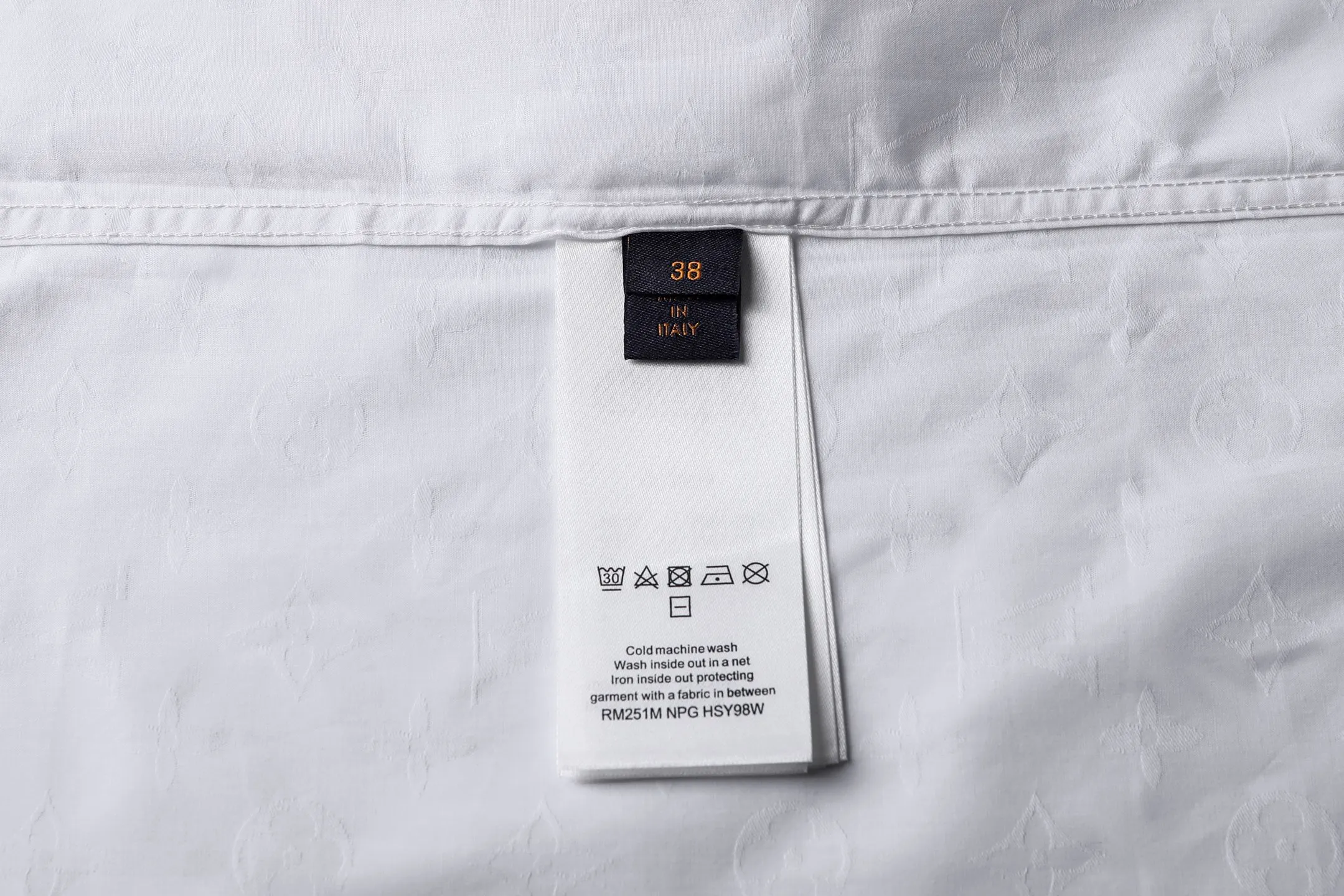🅿️420 1v 25FW dark pattern jacquard long-sleeved shirt. The original version was purchased and developed for 7,550 yuan. The fabric is made of customized 100% cotton jacquard fabric. The brand logo is hidden in the fabric texture through precision jacquard technology, with delicate texture and high-end texture. The craftsmanship adopts manual overlocking processing, and the stitching on the collar, placket, cuffs and other details is even and neat, and the edges are smooth and burr-free, taking into account both durability and sophistication. The single-row buttons are made of matte metal buckles of the same color, echoing the texture of the fabric and fastening smoothly. The silhouette is slim and slightly loose, and the length, shoulder width and other data are accurately adapted according to the size gradient. The curved hem design enhances the fit. The fabric is skin-friendly and breathable. It is recommended to wash it by hand to protect the jacquard texture. It is a business and casual item that combines texture and practicality. The overall wiring is straight and delicate, the fabric is comfortable and soft, and the color is consistent without color difference. It can be matched with the same style to create a fashionable look and control various occasions. Customized accessories, complete with three standards, the same style for men and women. Size:36-38-40-42